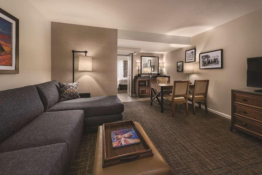 Embassy Suites By Hilton Scottsdale Resort Room photo