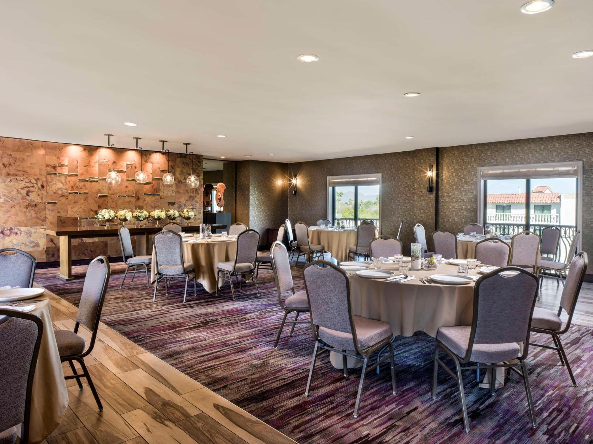 Embassy Suites By Hilton Scottsdale Resort Exterior photo